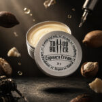 Matchii Cupuaçu Cream MATCHII aberta com cupuaçu, manteiga vegetal e equipamentos de tatuagem.