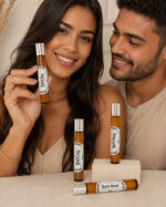 Casal apresenta perfumes roll-on MATCHII da coleção Kit Enigme em cenário lifestyle contemporâneo.