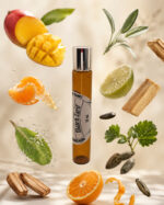 frasco âmbar de perfume roll on portátil posicionado vertical com elementos flutuantes ao redor manga tangerina fava tonka laranja limão hortelã