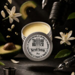 Matchii Neroli Sunny MATCHII aberta com flor de laranjeira, abacate e equipamentos de tatuagem.