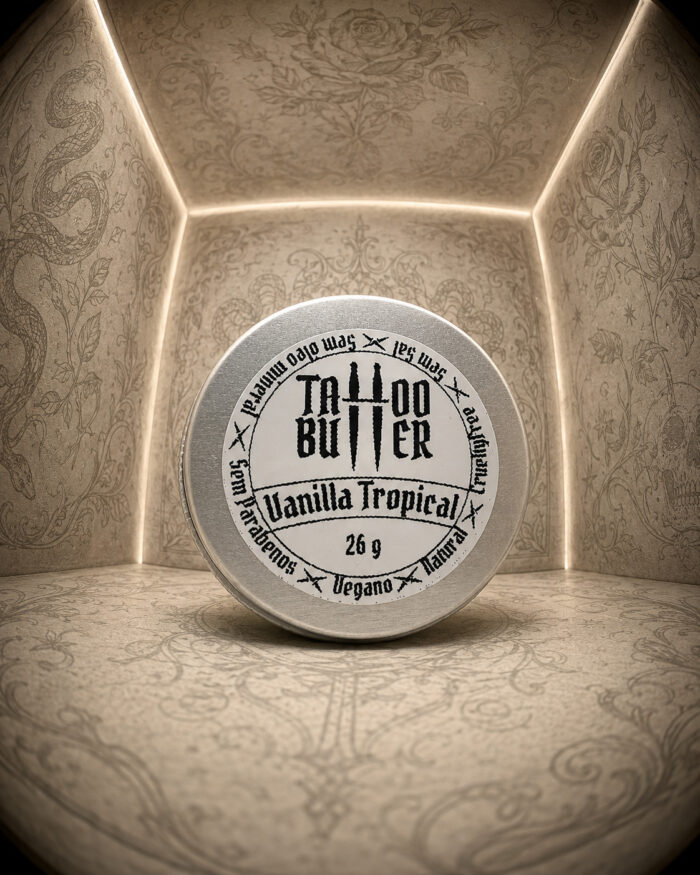 Latinha de alumínio fechada posição vertical com tampa com rótulo matchii vanilla tropical 26g dentro caixa iluminada com desenhos de tatuagens