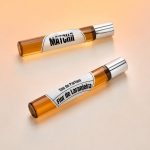 Leve, floral e luminosa, Flor de laranjeira tem uma saída vibrante e natural, com nuances cítricas sutis que evoluem para um coração floral radiante — uma simplicidade refinada que brilha sozinha em qualquer ocasião.