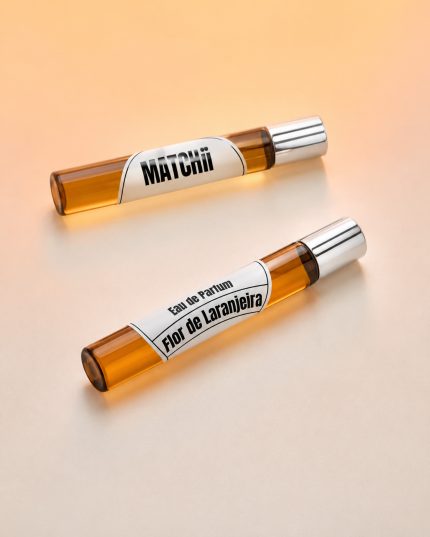 Leve, floral e luminosa, Flor de laranjeira tem uma saída vibrante e natural, com nuances cítricas sutis que evoluem para um coração floral radiante — uma simplicidade refinada que brilha sozinha em qualquer ocasião.